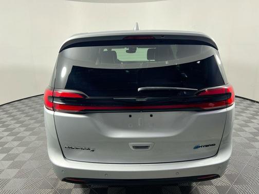 Silver Mist Clearcoat 2022 Chrysler Pacifica Hybrid Limited