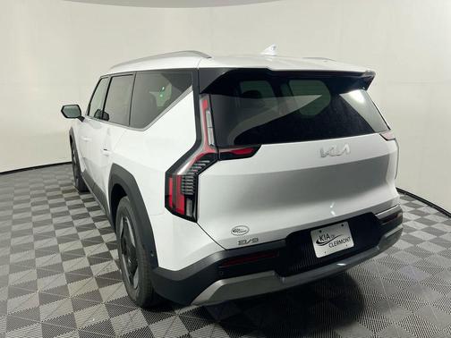 Glacial White Pearl 2026 Kia EV9 Wind