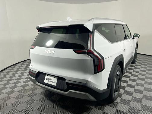 Glacial White Pearl 2026 Kia EV9 Wind
