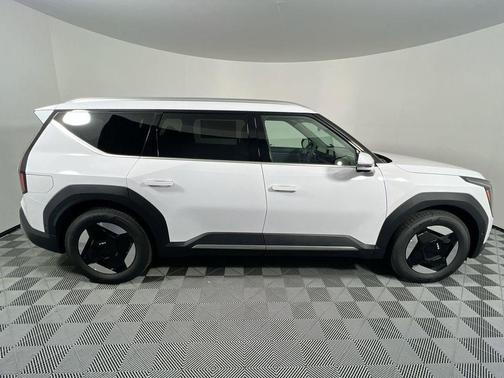 Glacial White Pearl 2026 Kia EV9 Wind