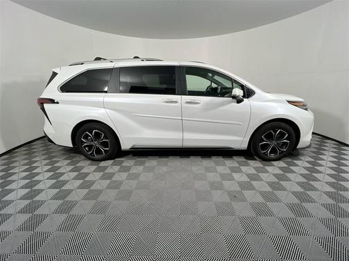 2025 Toyota Sienna Platinum