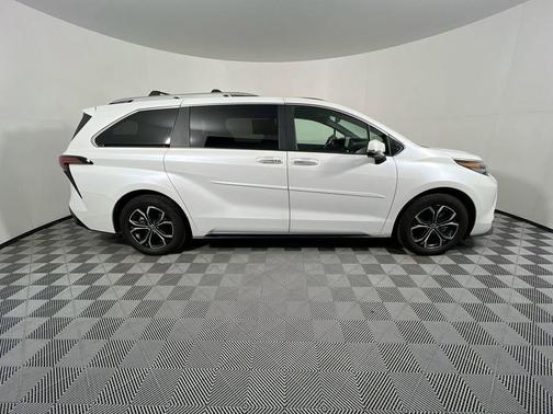 2025 Toyota Sienna Platinum