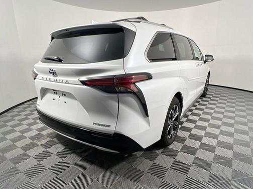 2025 Toyota Sienna Platinum