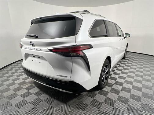2025 Toyota Sienna Platinum
