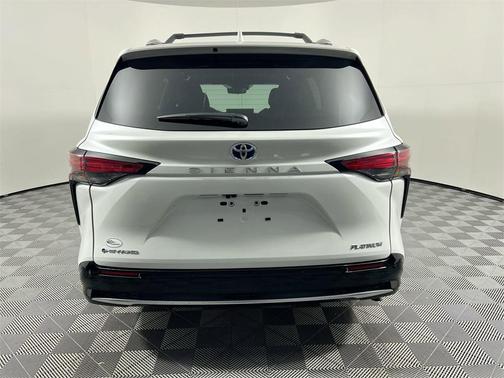 2025 Toyota Sienna Platinum