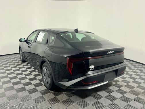 Aurora Black Pearl 2026 Kia K4 LX