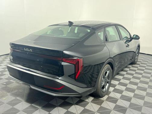 Aurora Black Pearl 2026 Kia K4 LXS