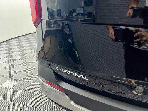 Aurora Black Pearl 2026 Kia Carnival Hybrid SX