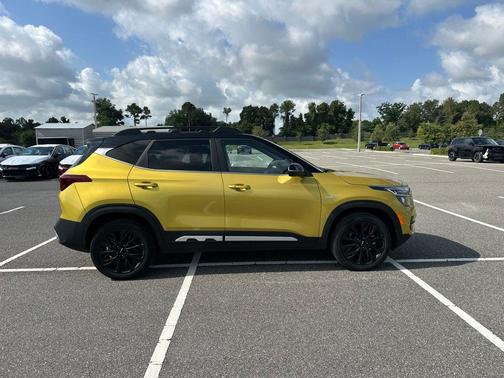 Starbright Yellow/Black Roof 2023 Kia Seltos Nightfall Edition