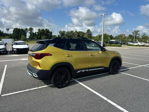 Starbright Yellow/Black Roof 2023 Kia Seltos Nightfall Edition