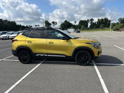 Starbright Yellow/Black Roof 2023 Kia Seltos Nightfall Edition