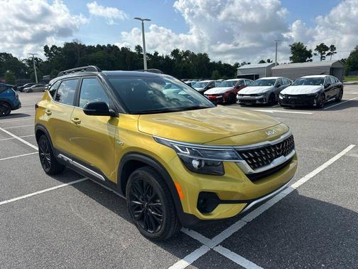 Starbright Yellow/Black Roof 2023 Kia Seltos Nightfall Edition