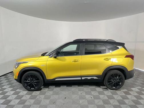 Starbright Yellow/Black Roof 2023 Kia Seltos Nightfall Edition
