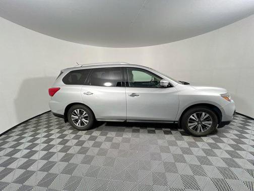 2017 Nissan Pathfinder SL