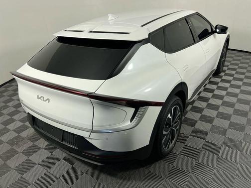 Snow White Pearl 2024 Kia EV6 Light Long Range