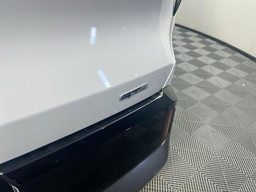 Glacial White Pearl/Ebony Black Roof 2026 Kia EV9 GT-Line