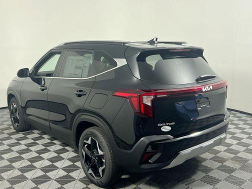 Fusion Black 2026 Kia Seltos EX
