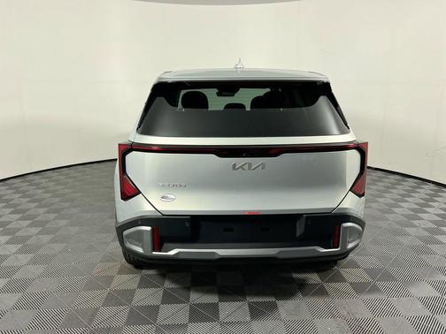 Ivory Silver 2027 Kia Seltos S