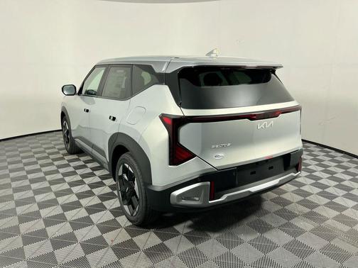 Ivory Silver 2027 Kia Seltos S