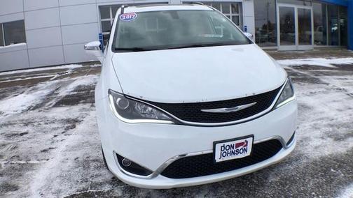 Photo 3 of 30 of 2017 Chrysler Pacifica Limited