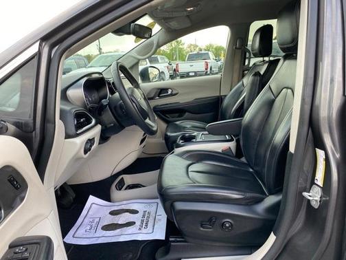 2023 Chrysler Pacifica Touring-L