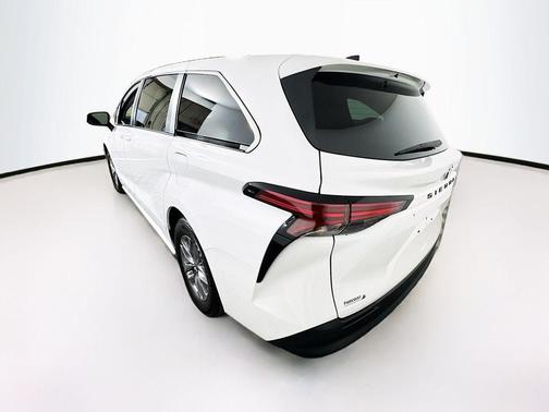 2021 Toyota Sienna LE