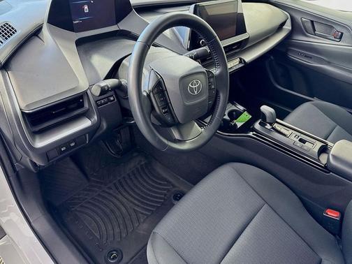 Pearl 2024 Toyota Prius LE