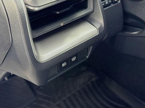 Pearl 2024 Toyota Prius LE