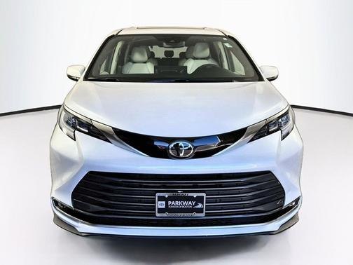Pearl 2026 Toyota Sienna Limited