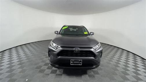 Photo 3 of 31 of 2020 Toyota RAV4 XLE
