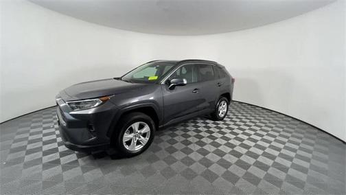 Photo 4 of 31 of 2020 Toyota RAV4 XLE
