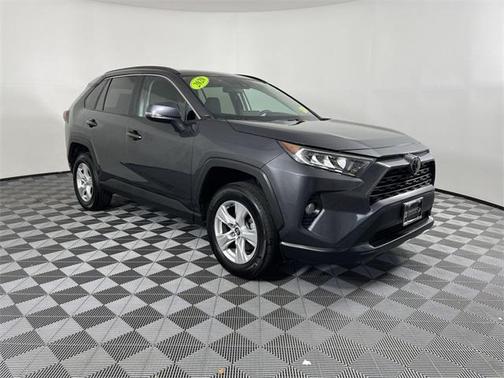 Photo 1 of 31 of 2020 Toyota RAV4 XLE