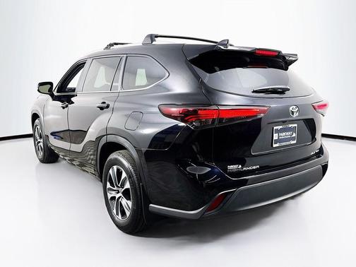 Midnight Black Metallic 2024 Toyota Highlander XLE