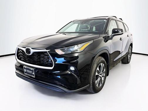 Midnight Black Metallic 2024 Toyota Highlander XLE