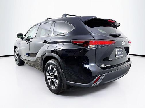Midnight Black Metallic 2024 Toyota Highlander XLE
