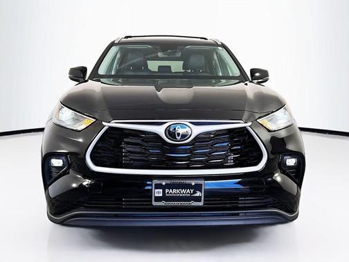 Midnight Black Metallic 2024 Toyota Highlander XLE