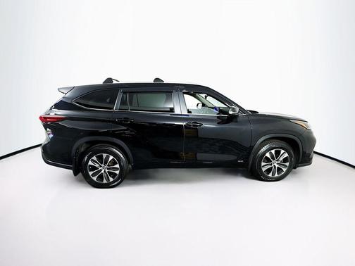 Midnight Black Metallic 2023 Toyota Highlander Hybrid XLE