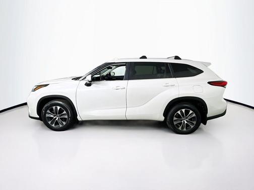 Pearl 2023 Toyota Highlander XLE