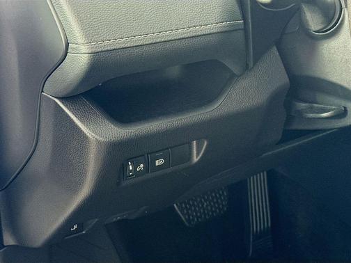 Ice 2025 Toyota RAV4 Hybrid LE