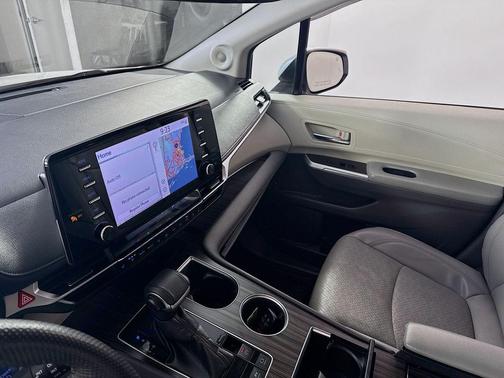 Pearl 2022 Toyota Sienna Limited