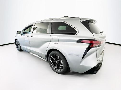 2025 Toyota Sienna Platinum