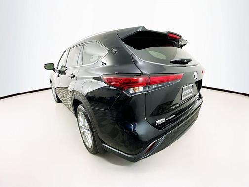 Midnight Black Metallic 2022 Toyota Highlander Limited
