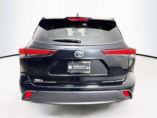 Midnight Black Metallic 2022 Toyota Highlander Limited
