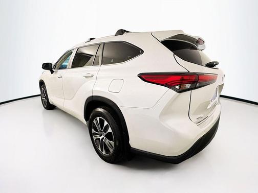 Pearl 2023 Toyota Highlander XLE