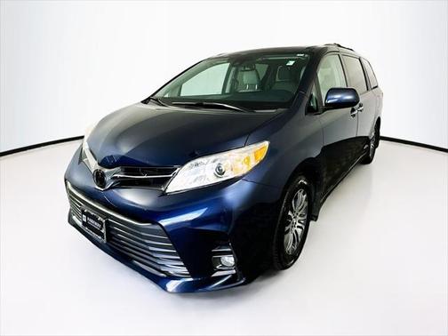 2020 Toyota Sienna XLE
