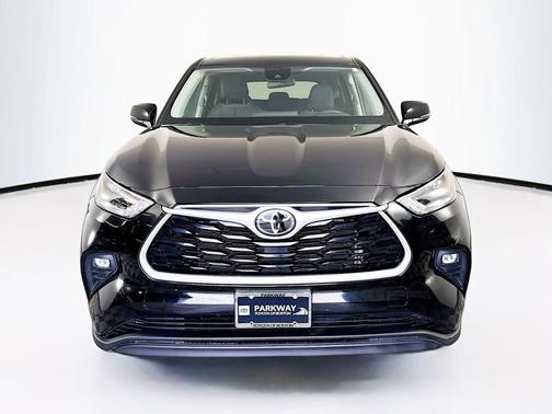 Midnight Black Metallic 2025 Toyota Highlander LE