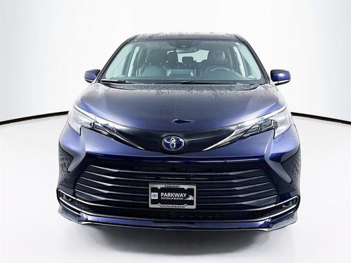 2024 Toyota Sienna LE