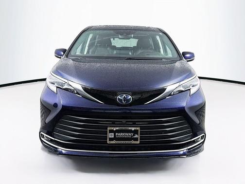 Blueprint 2023 Toyota Sienna Platinum 7 Passenger