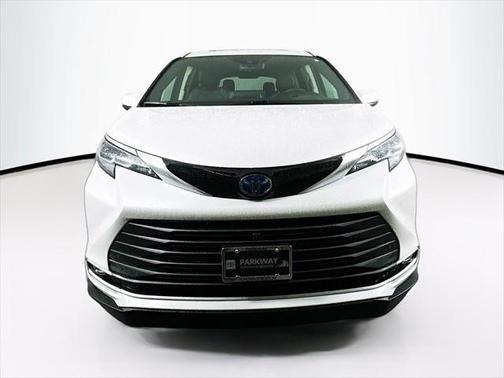 2024 Toyota Sienna Platinum 7 Passenger