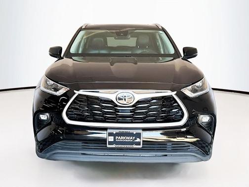 Midnight Black Metallic 2021 Toyota Highlander XLE